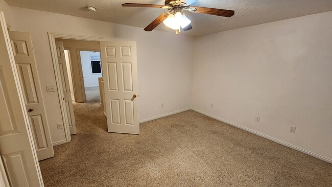 Building Photo - 2 bed 1.5 bath unit in the Meadows