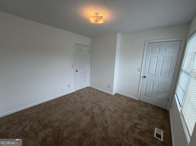 Building Photo - 1613 Fort Perry Way