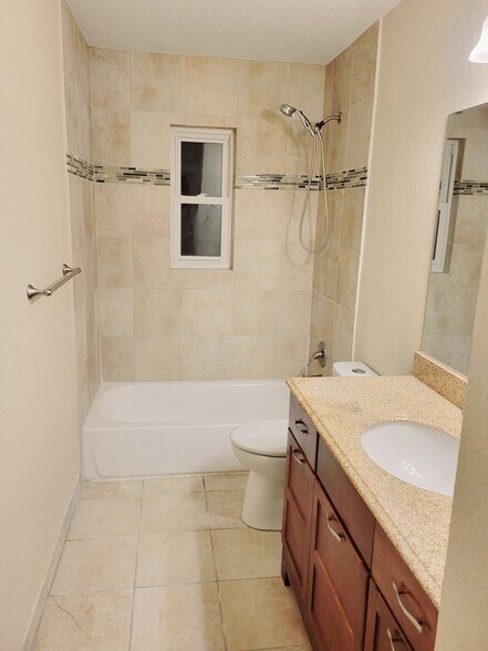 Main bathroom - 1170 Racine Street