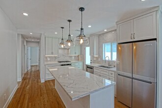 Building Photo - Completely Remodeled, Bright & Airy 3BR2BA...