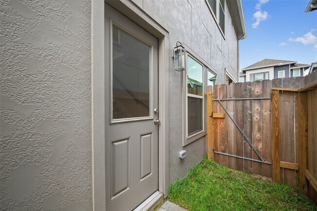 Building Photo - 11911 Briarwood Hill Way