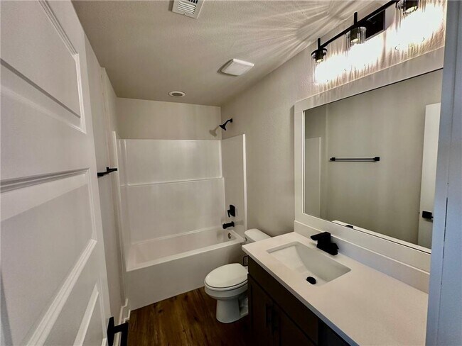 Building Photo - 2805 SW Hampshire Ave