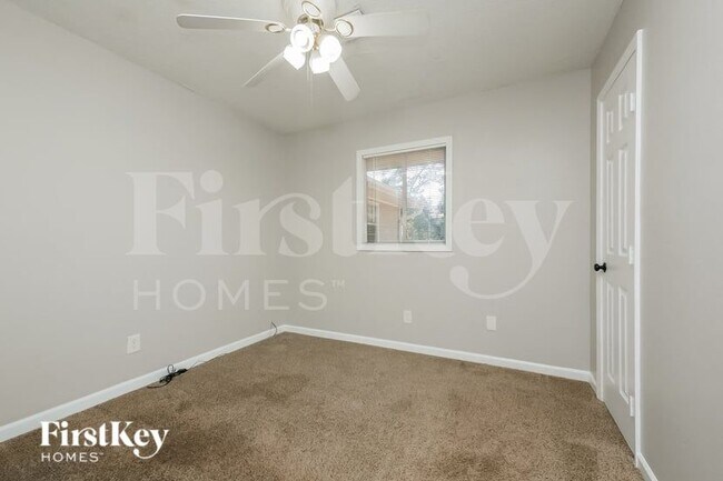 Building Photo - 8065 Huntington Dr