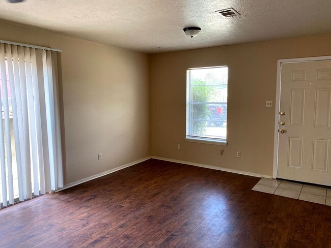 Building Photo - 2/1 Duplex Available 7/29/2026!