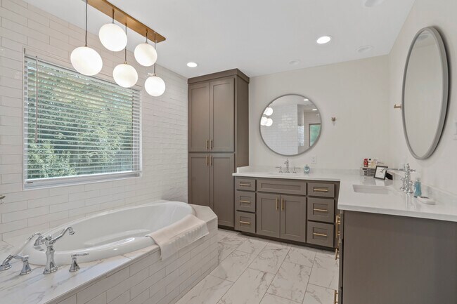 Master bath - 6513 Malvey Ave