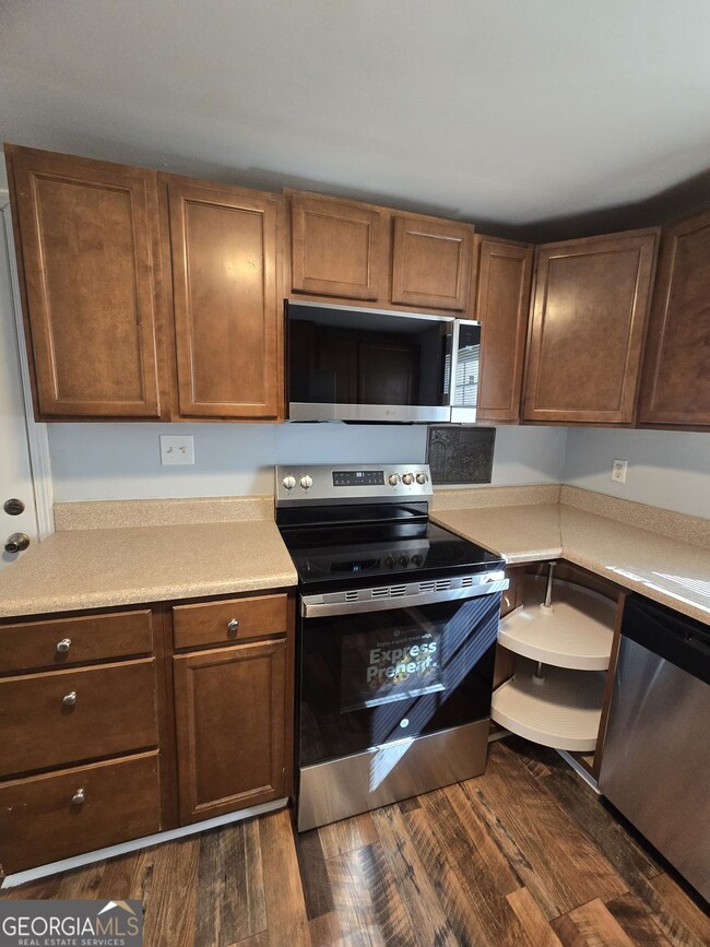 Building Photo - 1211 Lake Dr