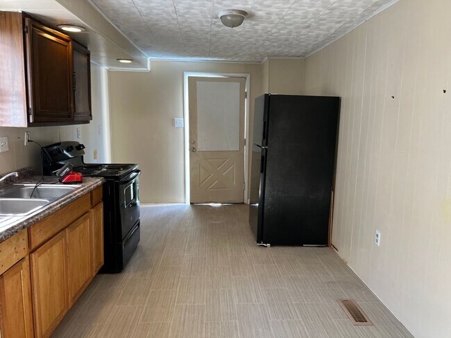 Building Photo - 2 Bedroom with a Bonus Room and Large Yard