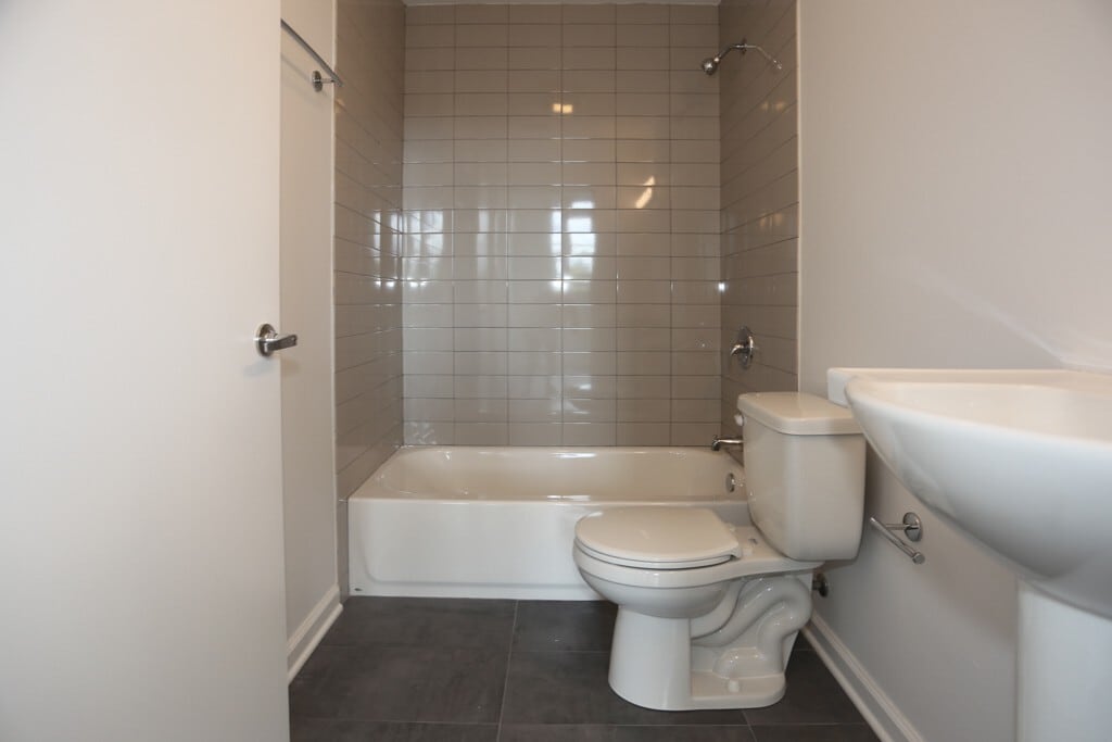 Building Photo - 932 W Dakin St