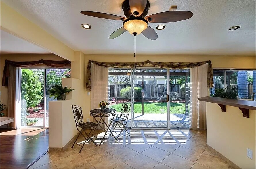 Building Photo - 334 Los Pinos Way
