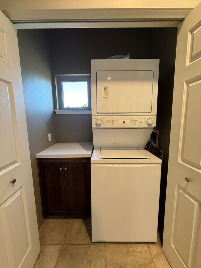 Building Photo - B11110E