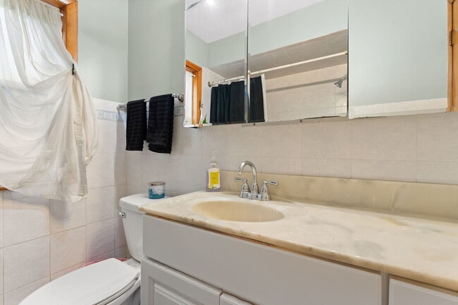 Building Photo - 5515 N Artesian Ave