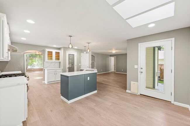 Building Photo - Spacious Sunrise Home for Rent in Puyallup...