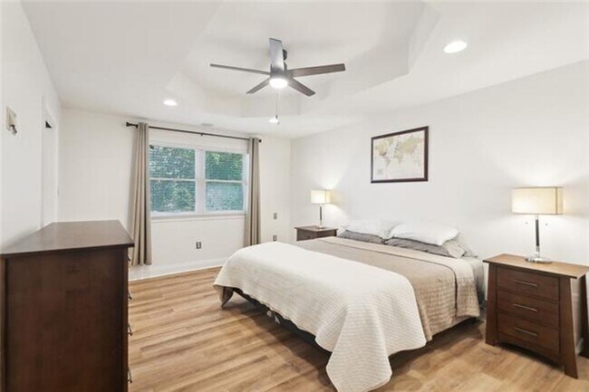 Building Photo - Beautiful Water Front Home