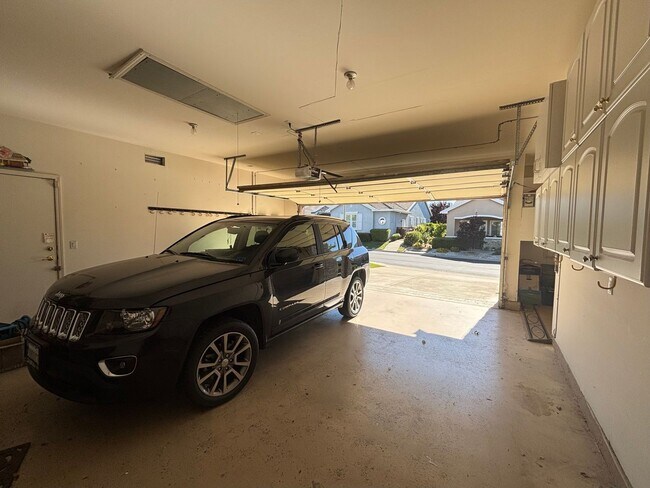 Building Photo - Gorgeous 3 Bed 2.5 Bath with SOLAR! 55+ Community