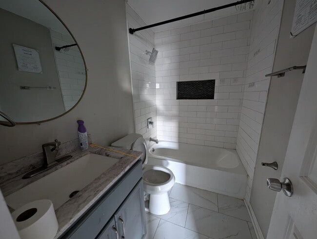 Building Photo - 4405 Pradice St