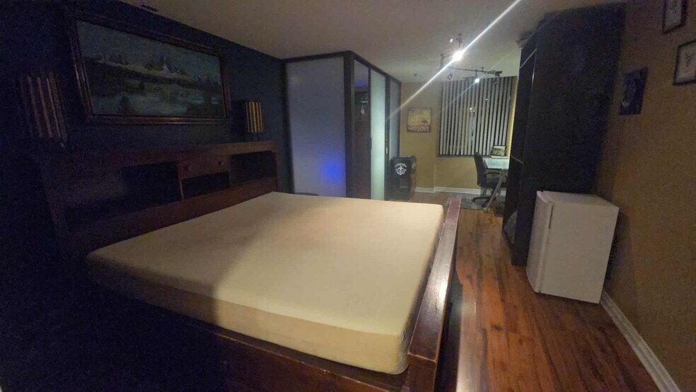 King size bed and office space - 44 W Broadway