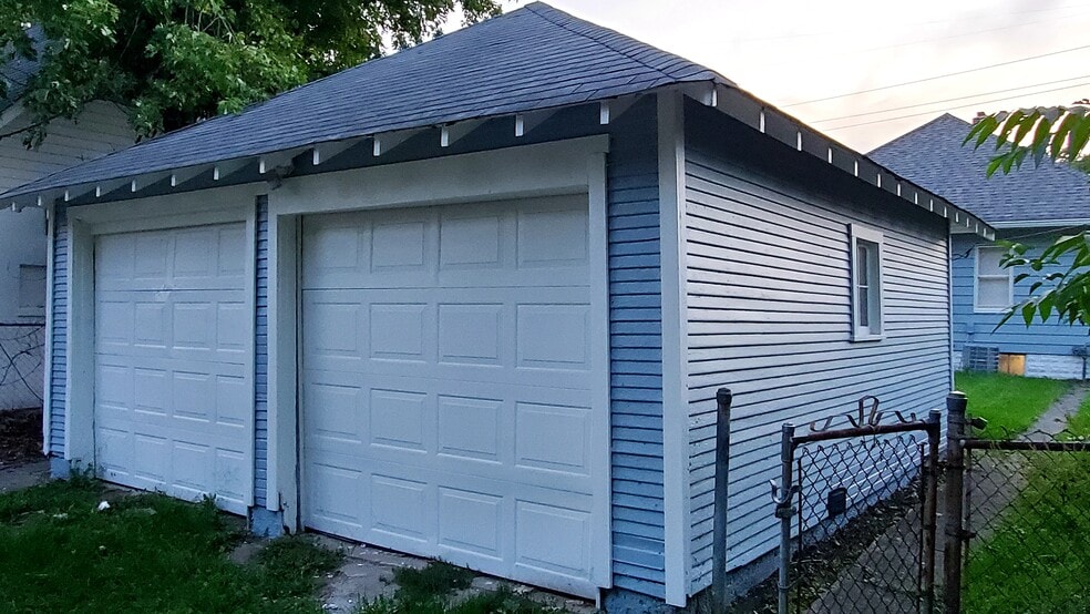 Building Photo - 1825 S East St