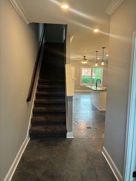 Building Photo - 744 Gracey Ave
