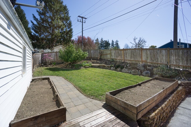Building Photo - 3002 32nd Ave W