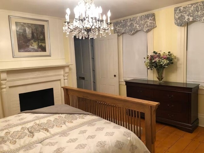 Building Photo - 40 Russell St