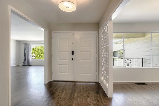 Building Photo - Charming San Mateo Home in a Quiet Countryside Neighborhood