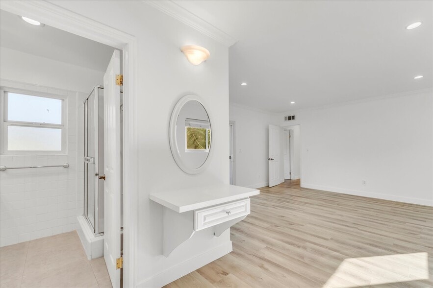 Building Photo - 8201 Clemens Ave