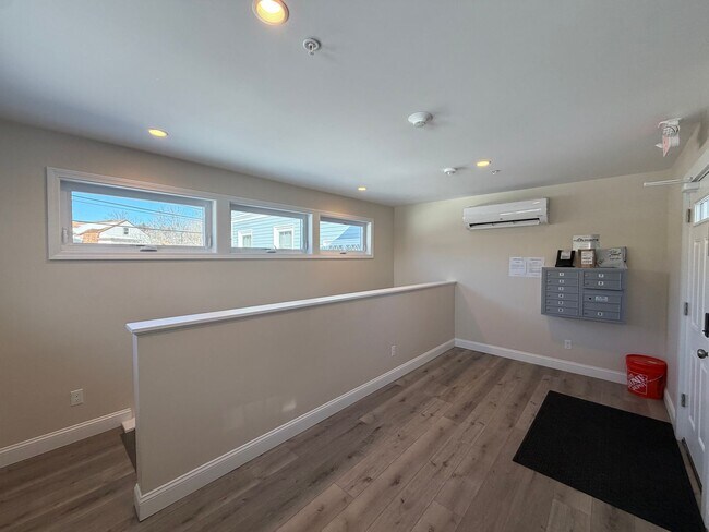 Building Photo - 129 Kenoza Ave