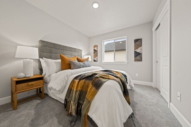 Building Photo - Mountain Views! 3 Bed/2.5 Bath Duplex with Fully Fenced Backyard - Golden Market Lane