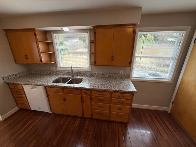 Building Photo - Beautiful Four Bedroom Home in South Salem with Large Backyard and New Paver Patio!