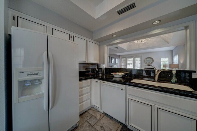 Building Photo - 6141 N 28th Pl