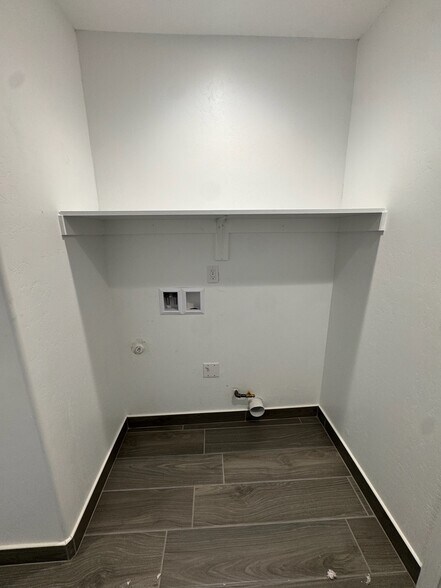 Washer + Dryer Hookups - 1128 Jefferson St
