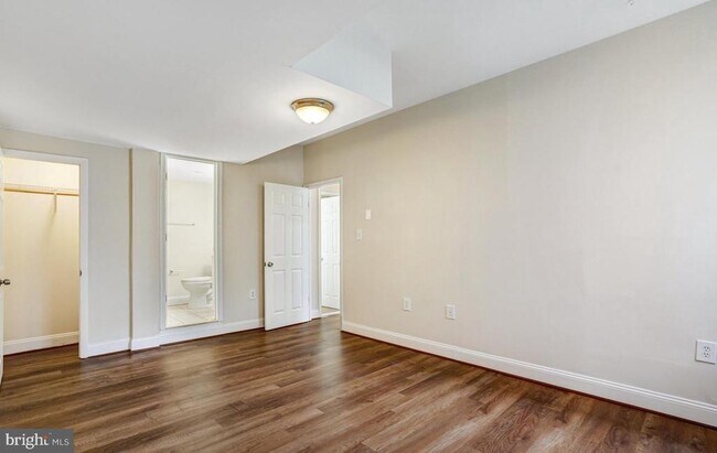 Building Photo - 3245 Rio Dr