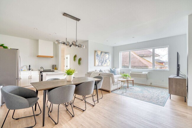 Building Photo - 4980 N Vancouver Ave