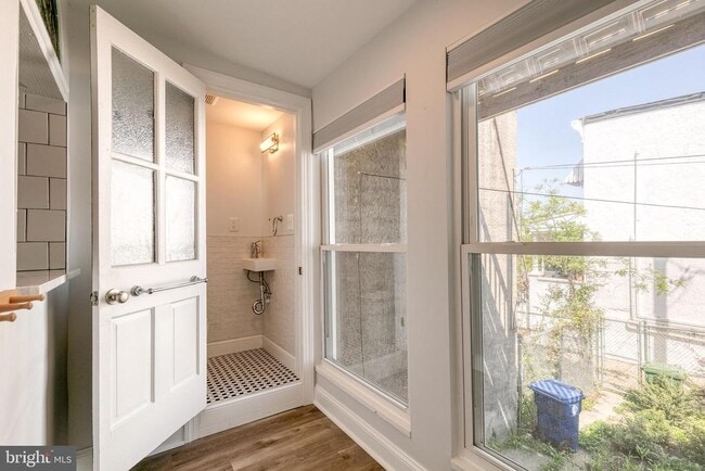 Building Photo - 860 W 33rd St