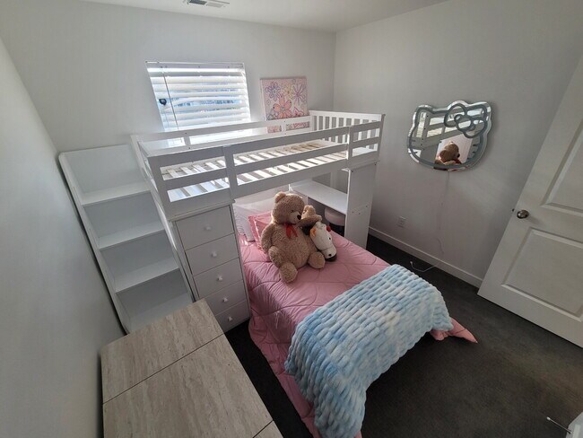 Building Photo - "Spacious 4-Bed Townhouse with Scenic View...
