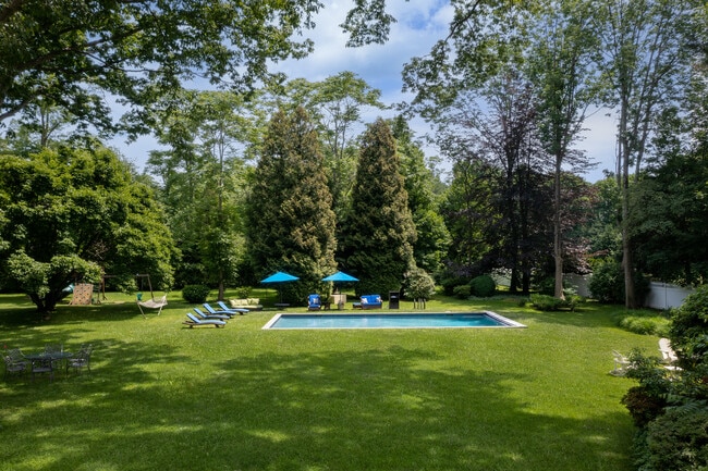 Building Photo - 342 Woodbury Rd