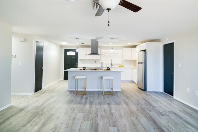 Building Photo - 6443 Lomand Ave