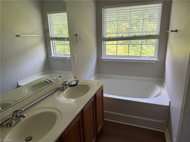 Building Photo - 157 Dunbarton Ct