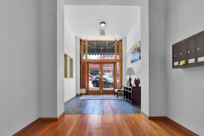 Building Photo - One-of-a-Kind Tejon Street Condo in Unbeatable Location! No Utility Setup Required!