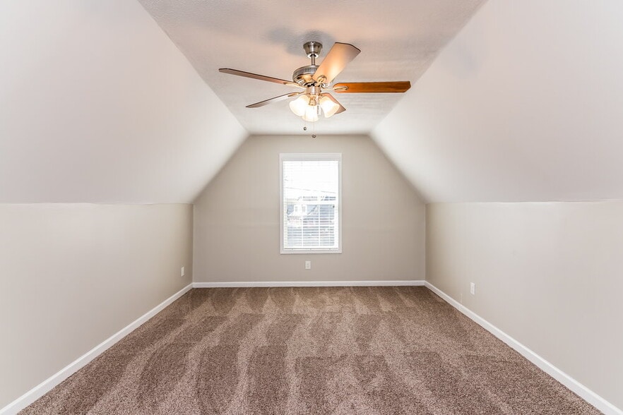 Building Photo - 1422 Huddersfield Dr