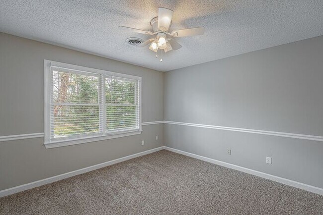 Building Photo - NW Large Updated Home! LR, DR, Den, FP, Ha...