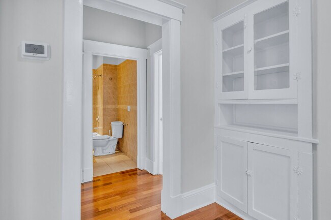 Building Photo - Cozy craftsman bungalow on Seiler Ave