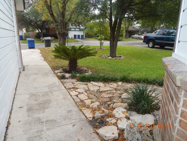 Building Photo - Spacious 4 bedroom Home