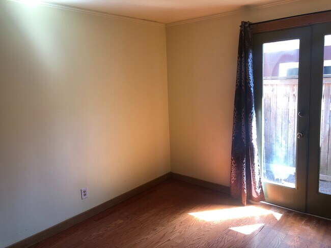 Building Photo - Maple Leaf, Two Bedroom, Woodsy Yard