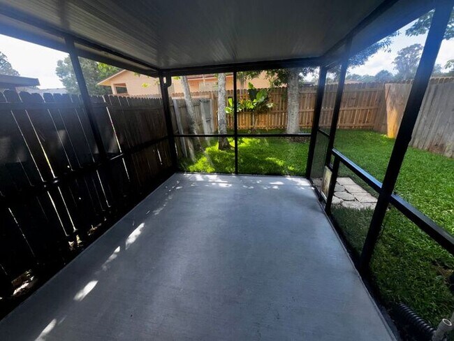 Building Photo - 3 Bedroom 2 Bath Winter Garden Townhome with Remodeled Kitchen and a Fenced Backyard!