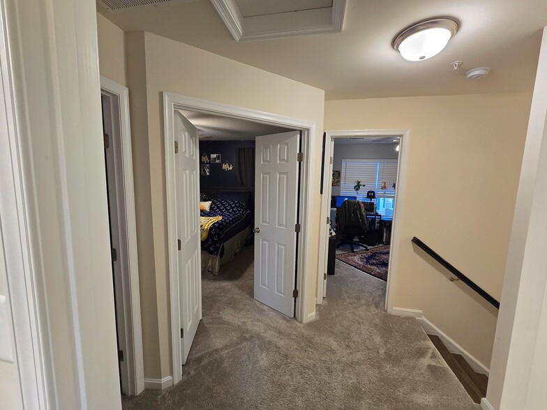 Building Photo - 45652 Tenny Hill St