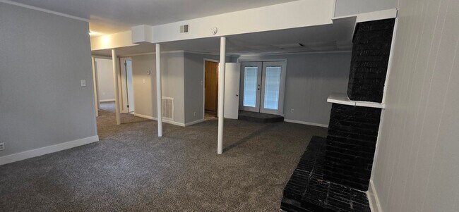 Building Photo - Large Family Home - Move In Ready!