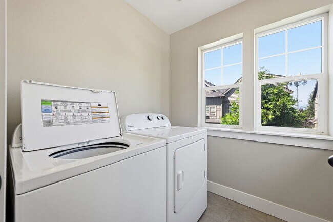 Building Photo - 3 Bed, 2.5 Bath Townhome Centrally Located– Bend, OR