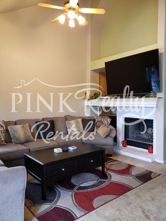 Building Photo - Gorgeous 5 Bedroom Home in D20!