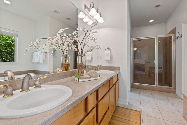 Building Photo - Charming Awbrey Butte Home Available NOW
